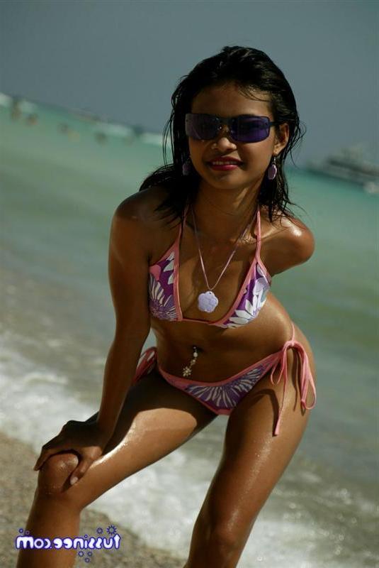 20P Pictures of Tussinee Teen teasing in a bikini