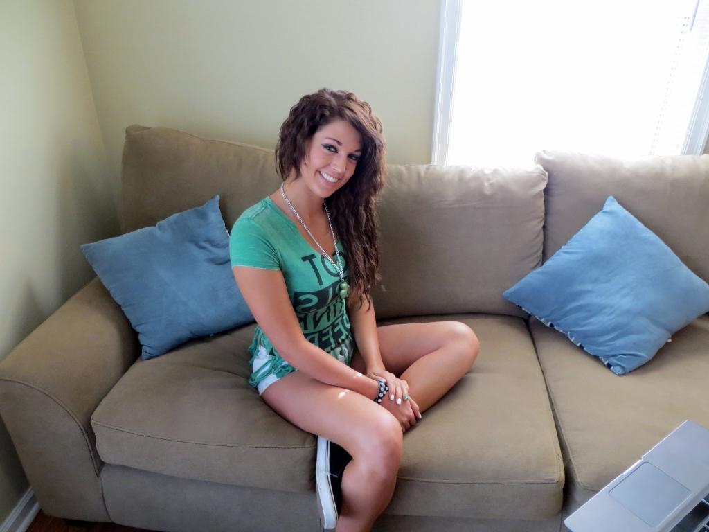15P Val Midwest takes off her clothes and shakes her ass for a St. Patrick's Day cam show