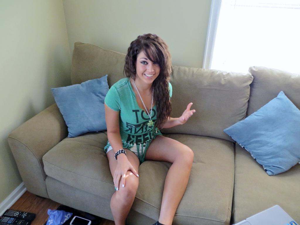15P Val Midwest takes off her clothes and shakes her ass for a St. Patrick's Day cam show