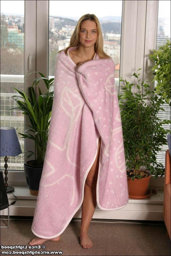 25P Pictures of Erica Lightspeed getting out of her bath robe