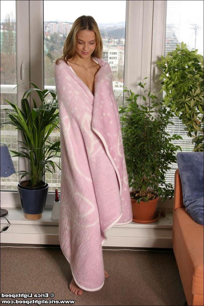 25P Pictures of Erica Lightspeed getting out of her bath robe