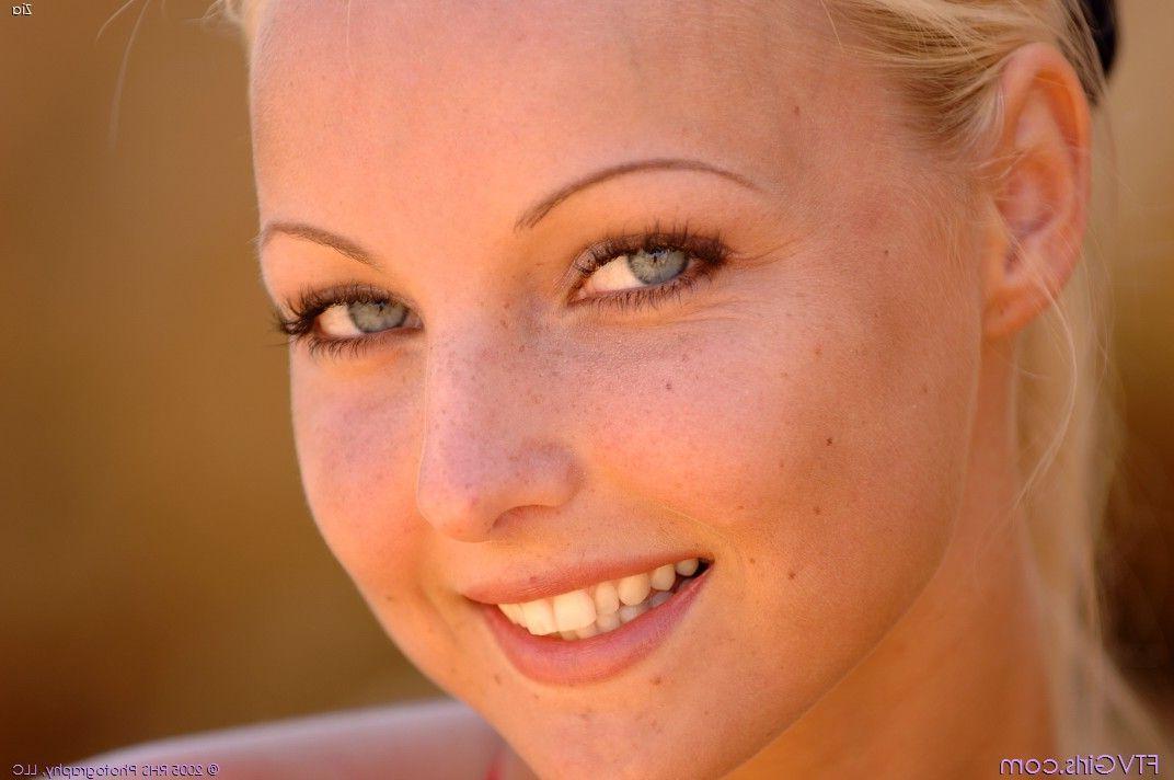20P Pictures of Zia showing off in a sexy bikini
