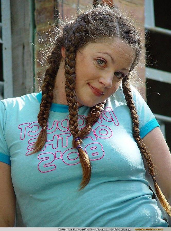 20P Pictures of teen girl Vicki Model exposing her tits outside