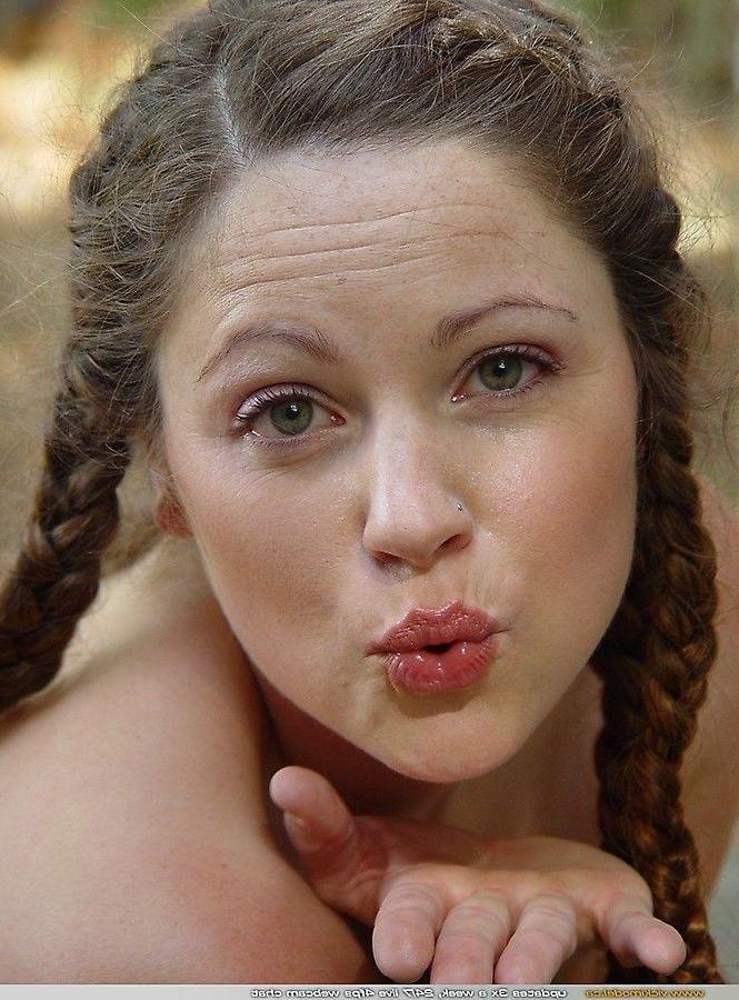 20P Pictures of teen girl Vicki Model exposing her tits outside