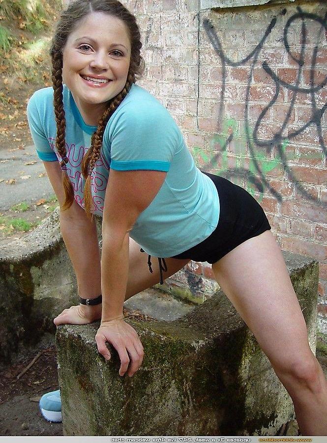 20P Pictures of teen girl Vicki Model exposing her tits outside