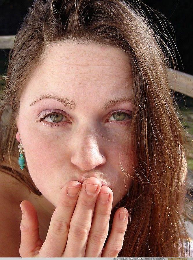 20P Pictures of teen girl Vicki Model stripping nude outside