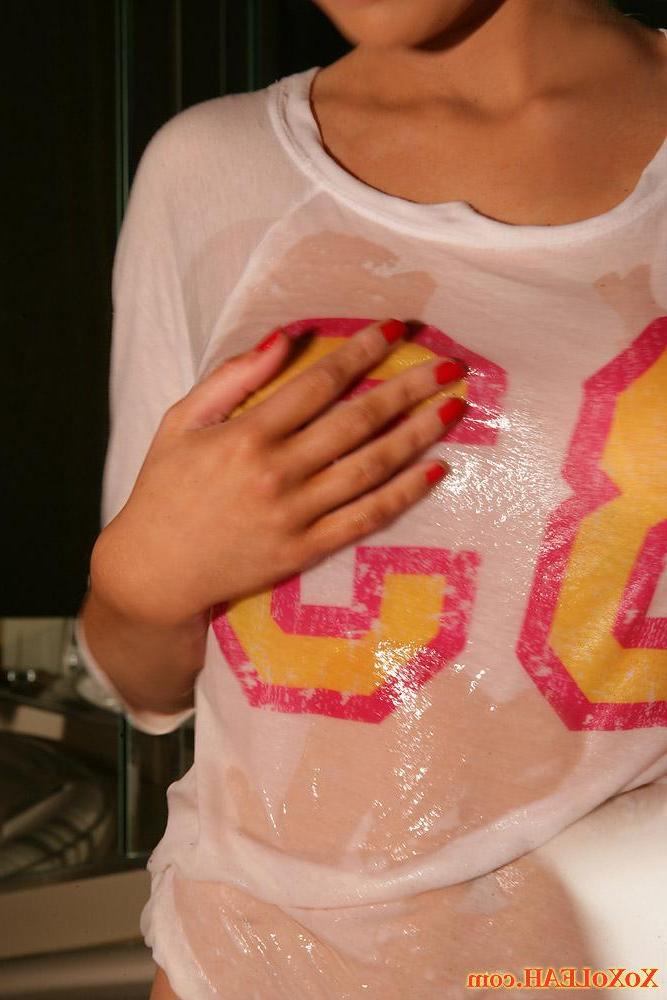 15P Photos de la jeune amateur XoXoLeah en train de se mouiller pour vous.