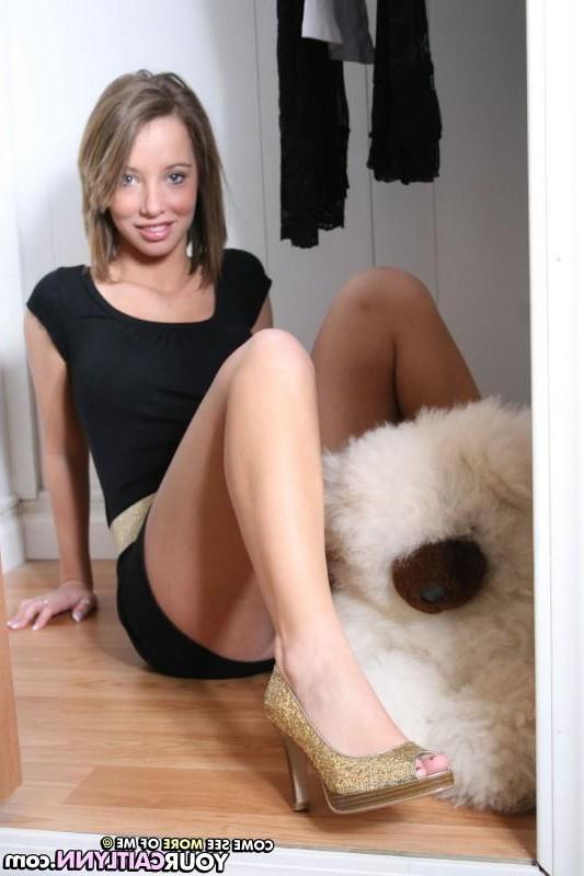 15P Photos de la jeune bombasse Your Caitlynn vous taquinant dans son soutien-gorge et sa culotte.