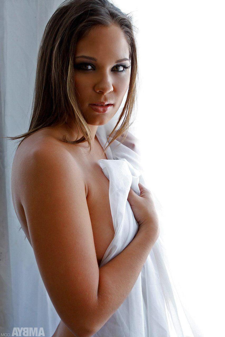15P Pictures of a hot brunette girl totally nude just for you