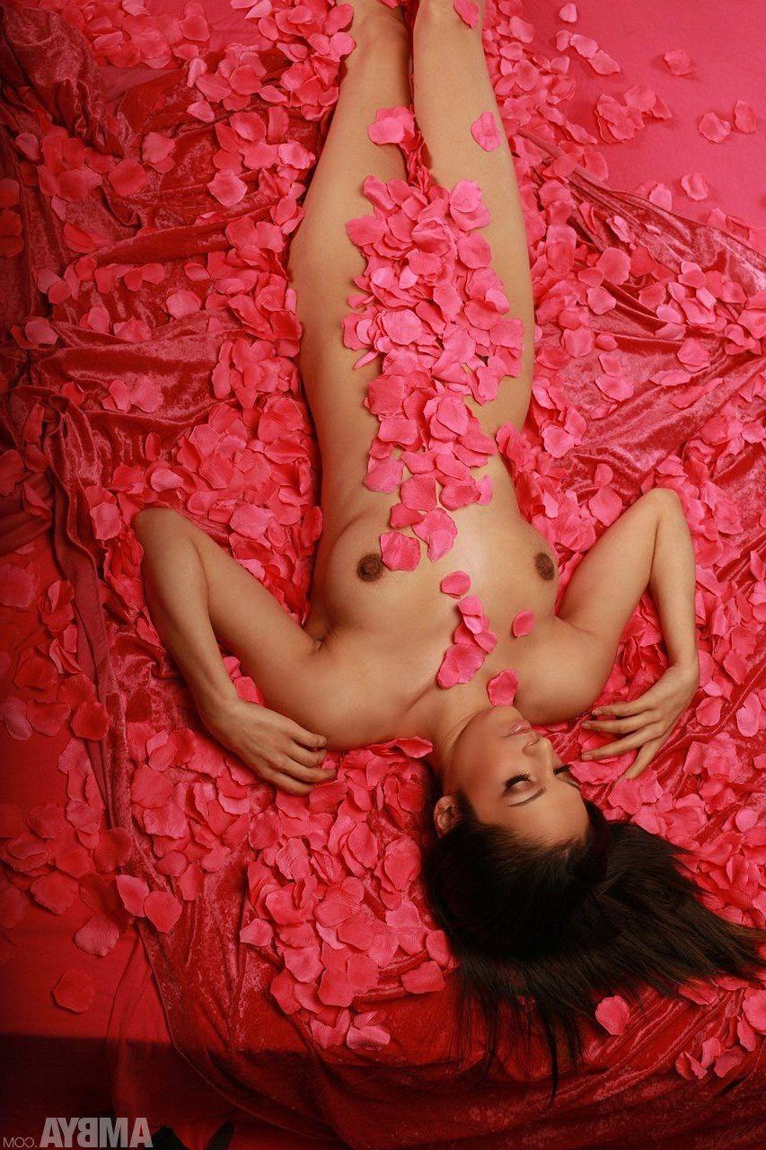 15P Pictures of a hot brunette girl waiting for you