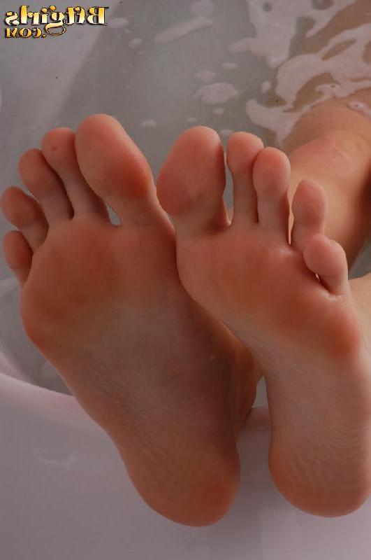 15P Blonde teen removes her socks, hops in the bath and shows off her pretty feet