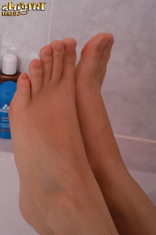 15P Blonde teen removes her socks, hops in the bath and shows off her pretty feet