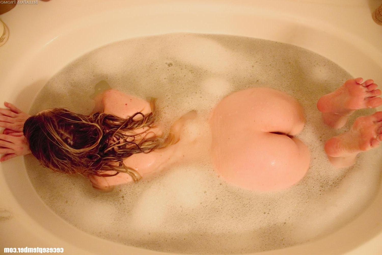 15P Blonde beauty Cece September wants to take a bath with you