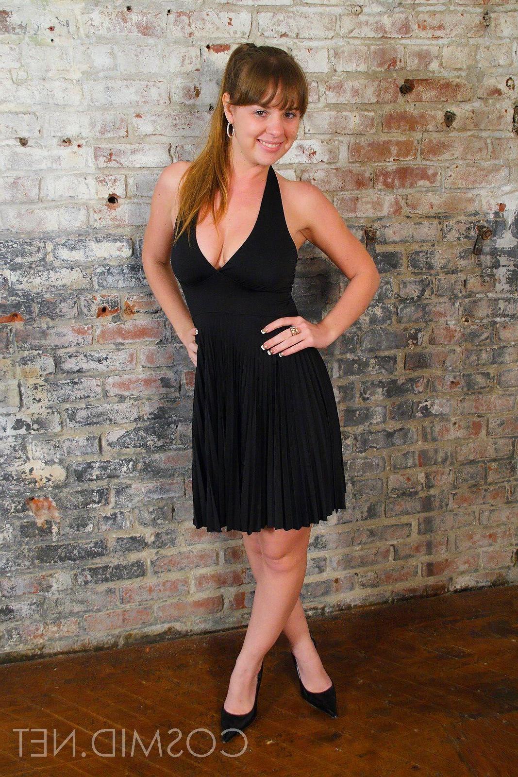 16P Pictures of a hot girl showing her tits