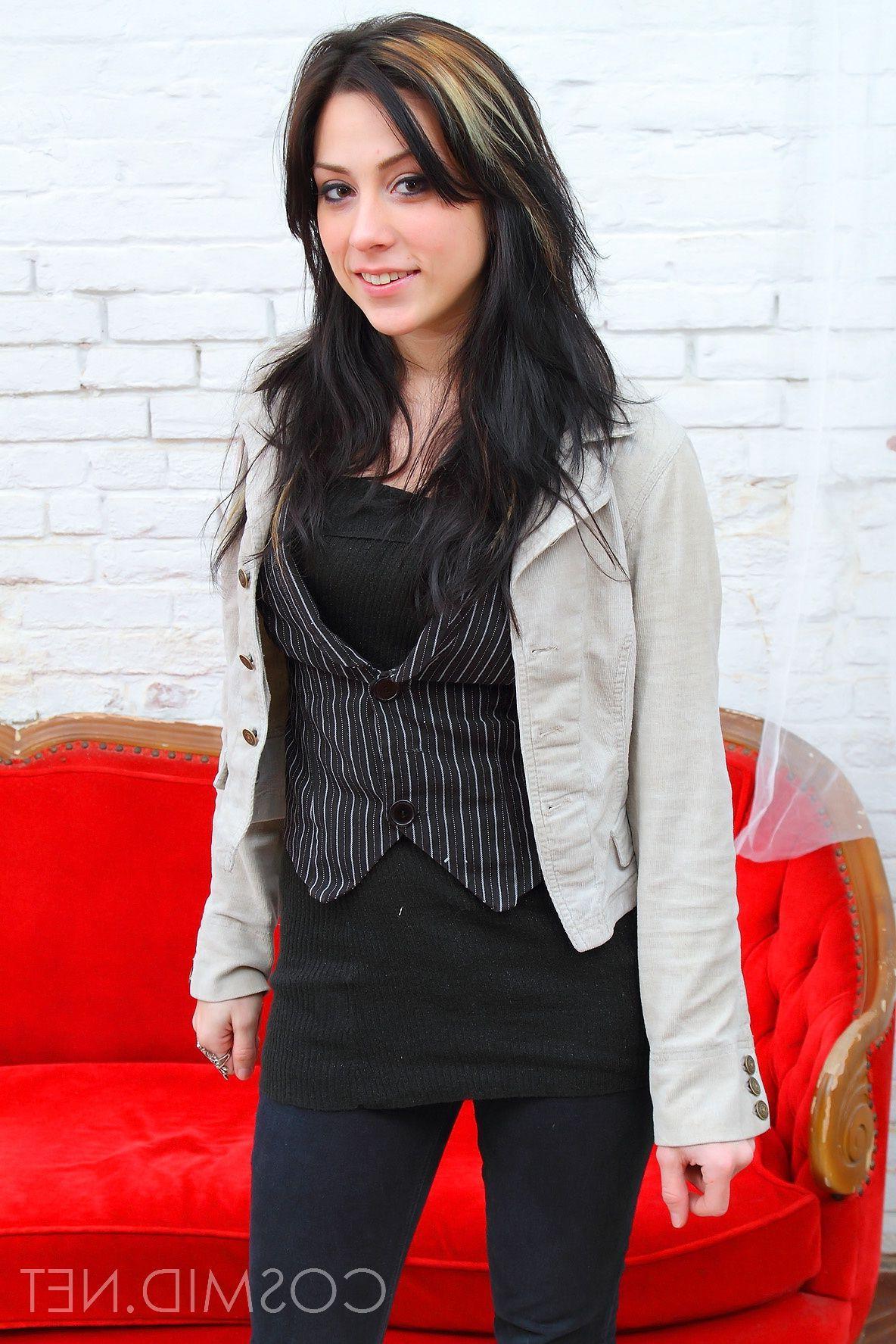 16P Pictures of a beautiful brunette girl with tattoos