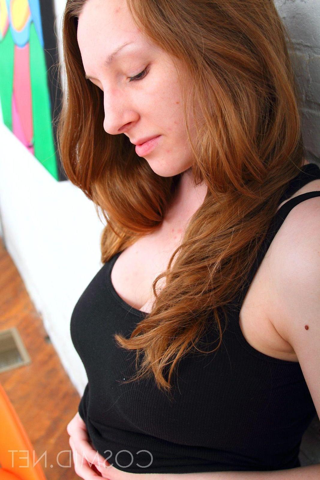 16P Pictures of a redhead girl showing her big rack