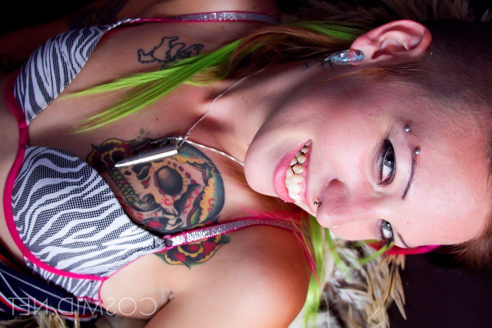 16P Pictures of a hot punk girl spreading her legs