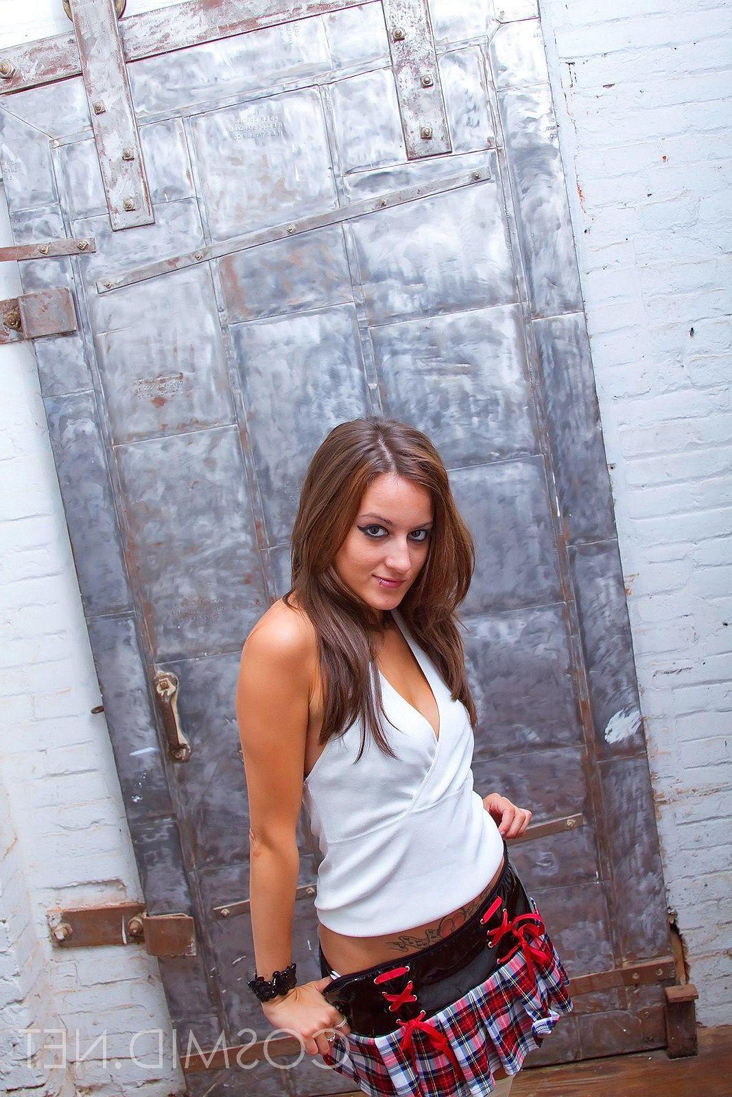16P Pictures of a hot girl in a plaid skirt