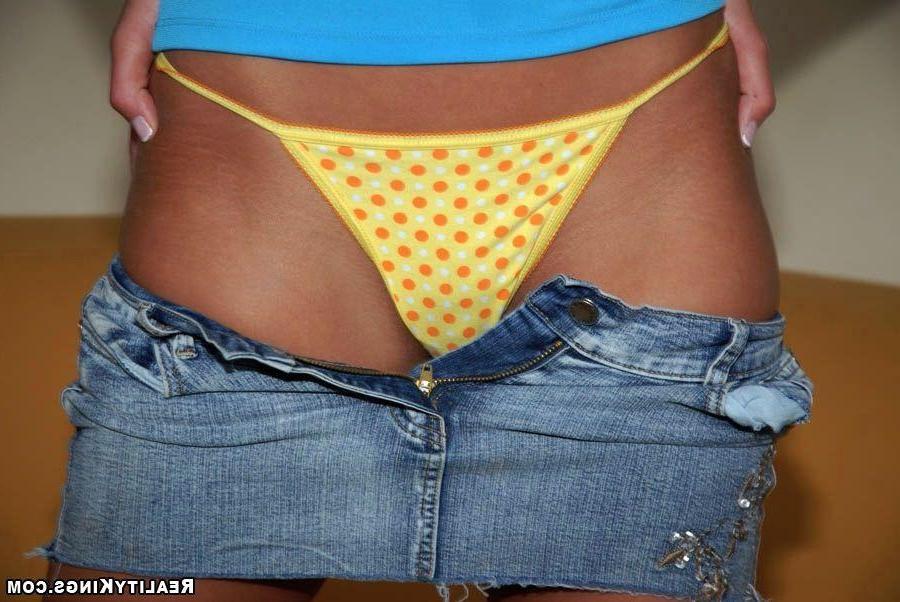 20P Photos d'une jeune excitée aimant la bite