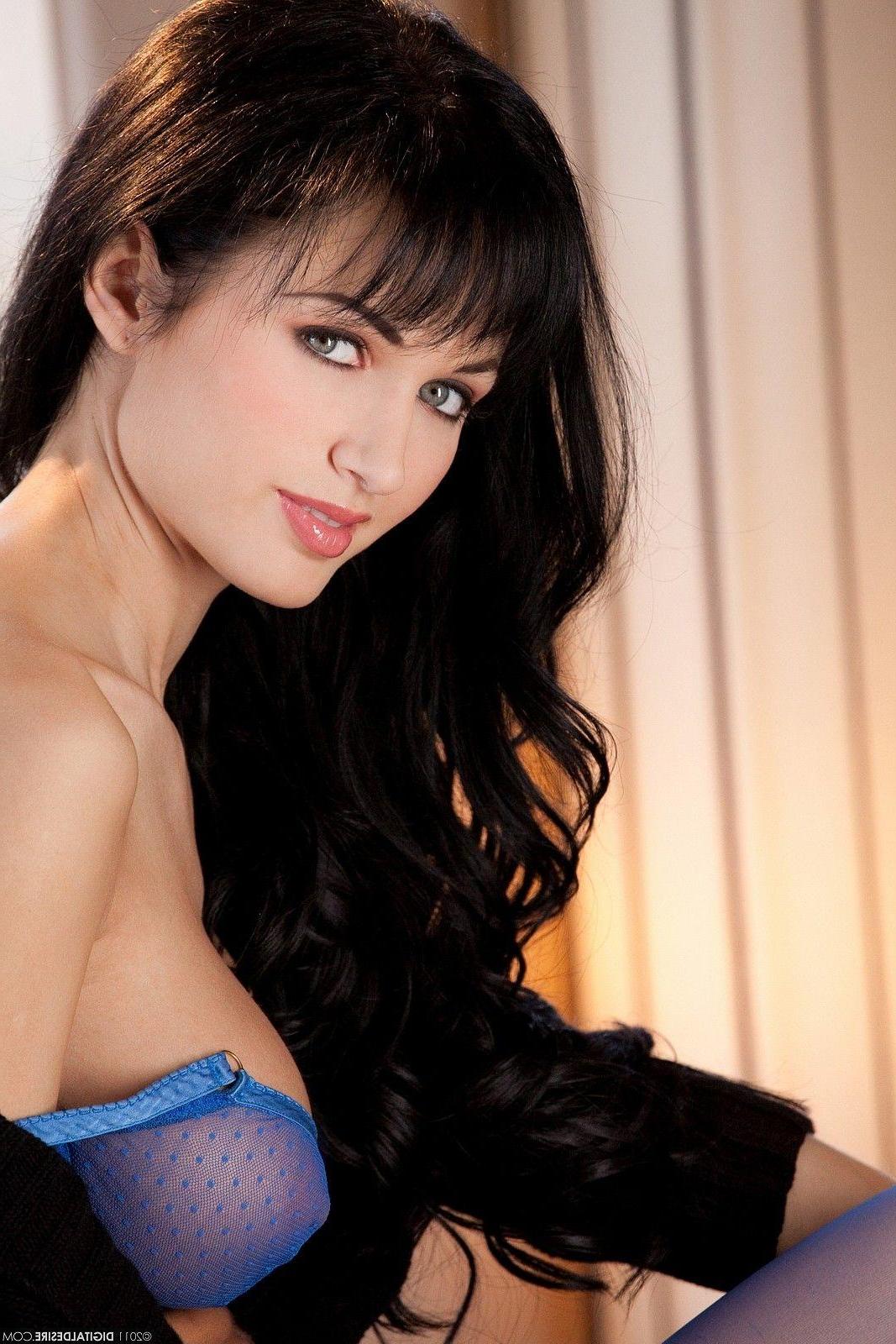 17P Pictures of a gorgeous brunette dressed up for hot sex