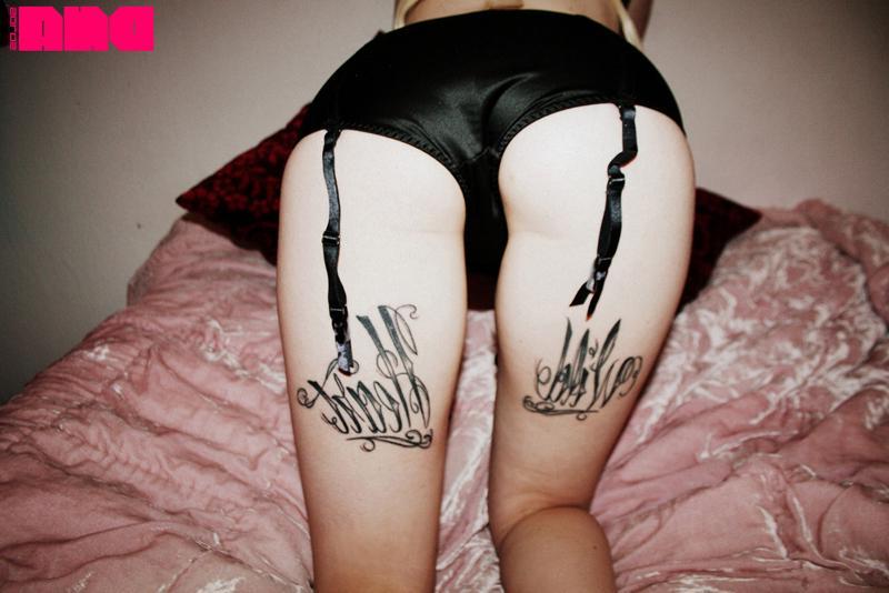 15P Pinup girl Kiss Kim blows you kisses in bed