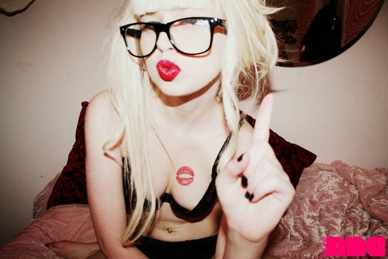 15P Pinup girl Kiss Kim blows you kisses in bed