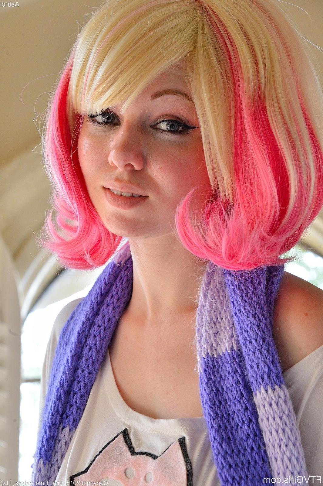 16P Blonde anime cosplayer Astrid strips and gets naughty for you