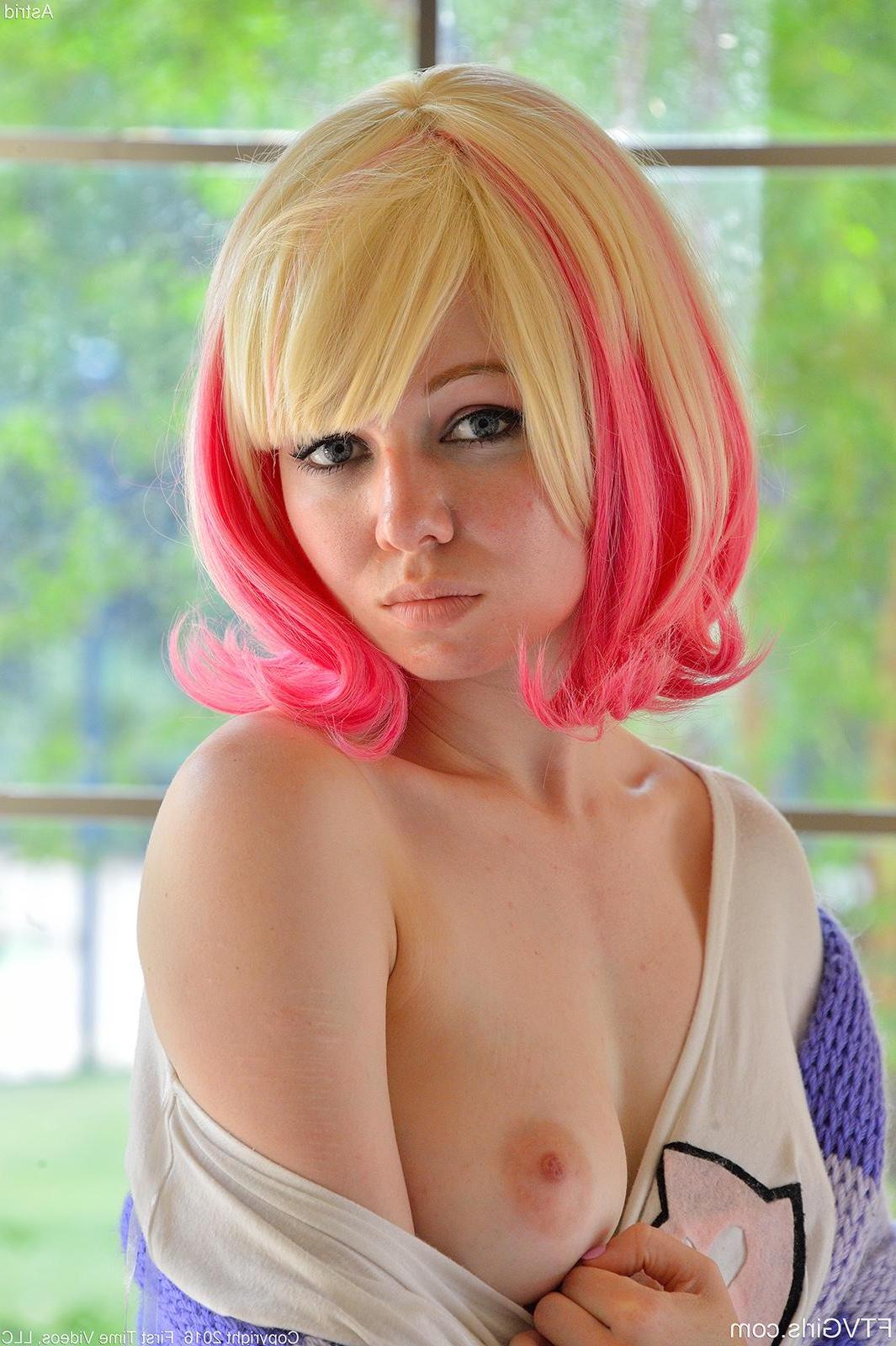 16P Blonde anime cosplayer Astrid strips and gets naughty for you