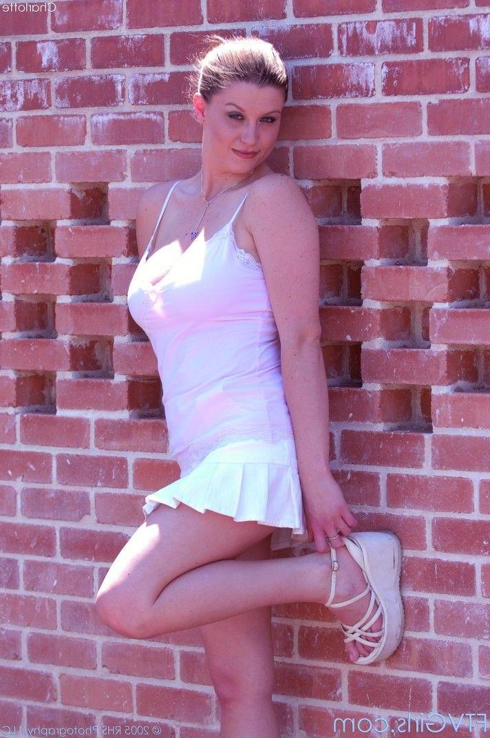 20P Pics of a hot teen girl exposing herself outside