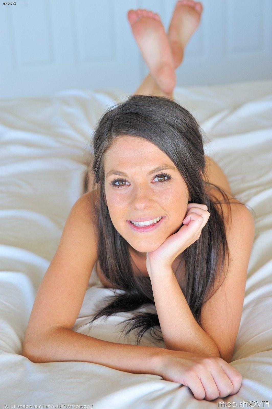 15P Photos de la jeune Brooke nue et excitée