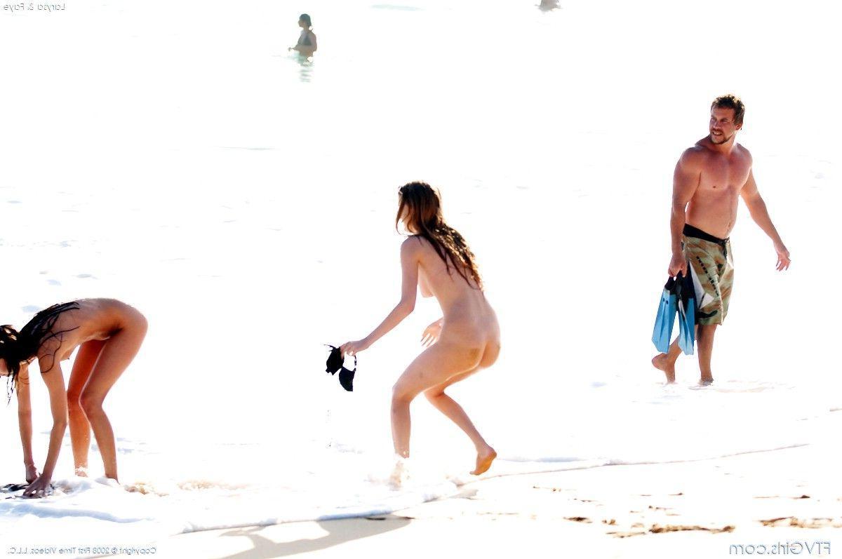20P Pictures of two hot girls going for a naked swim