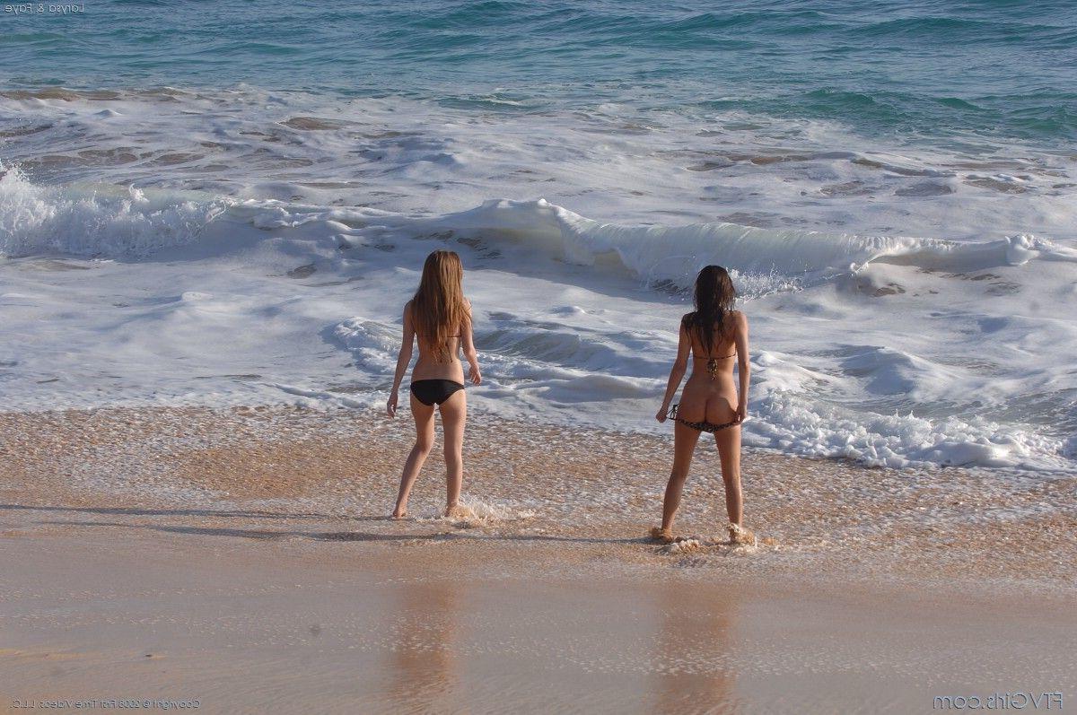 20P Pictures of two hot girls going for a naked swim