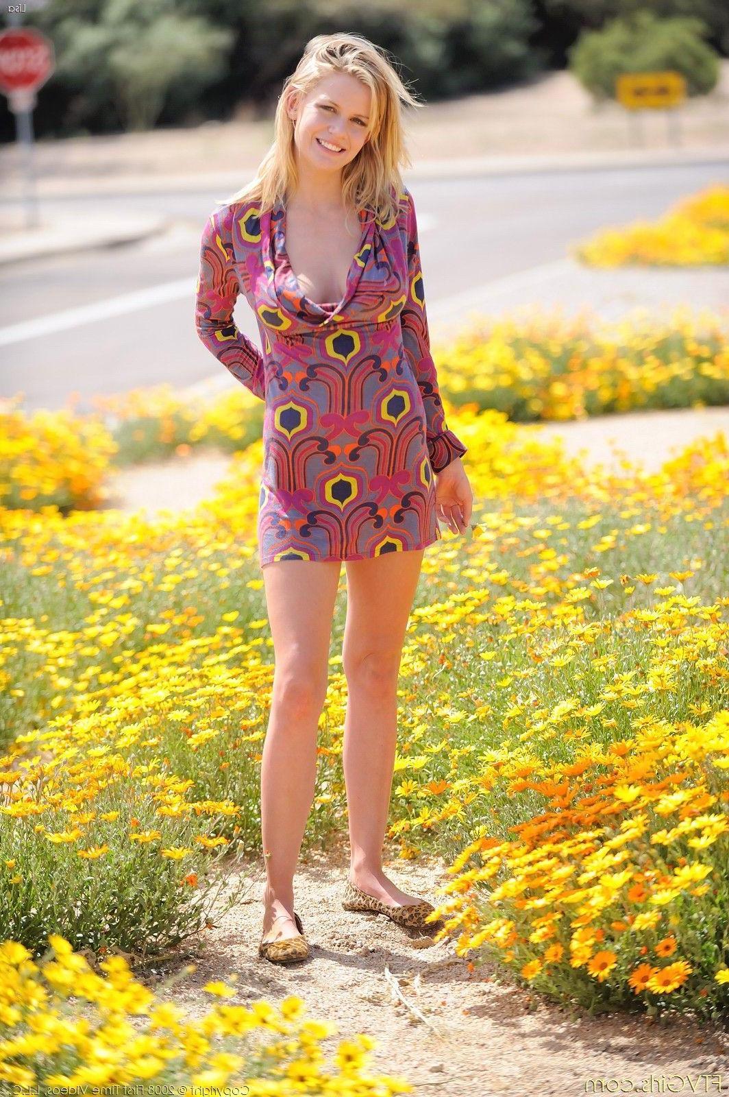 20P Pictures of teen girl Lisa showing her flower
