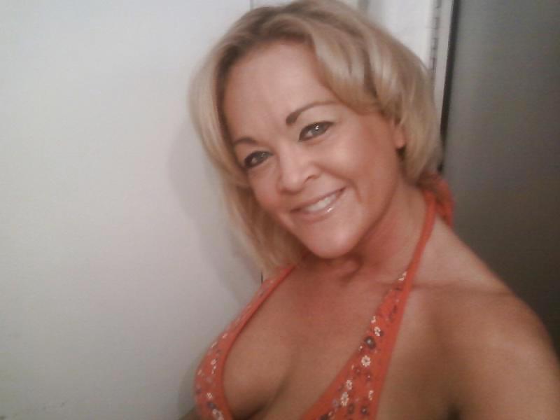 7P Milf amy poseing in bra for me