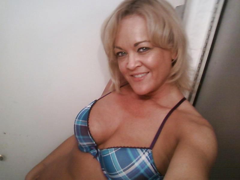 7P Milf amy poseing in bra for me