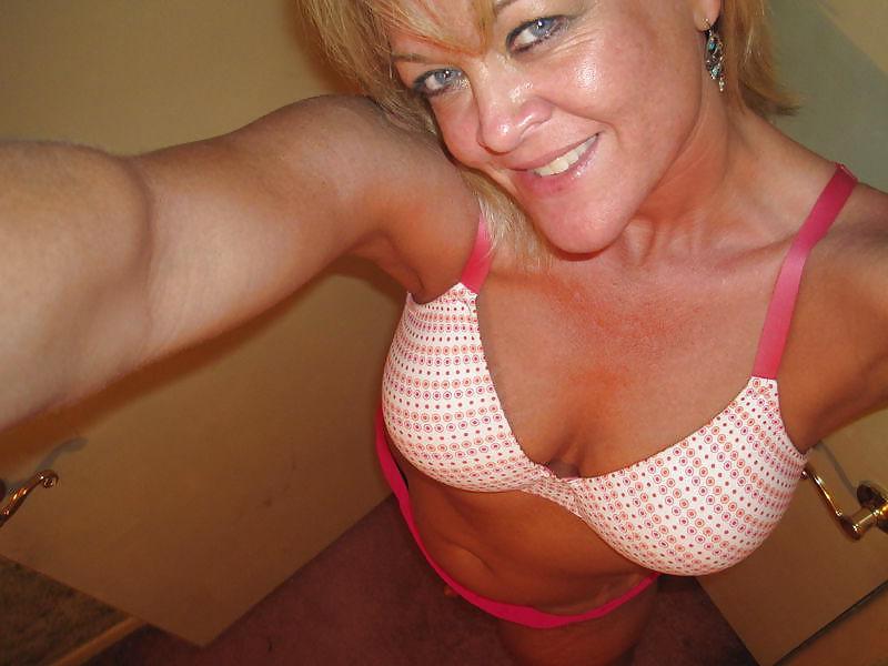 7P Milf amy poseing in bra for me
