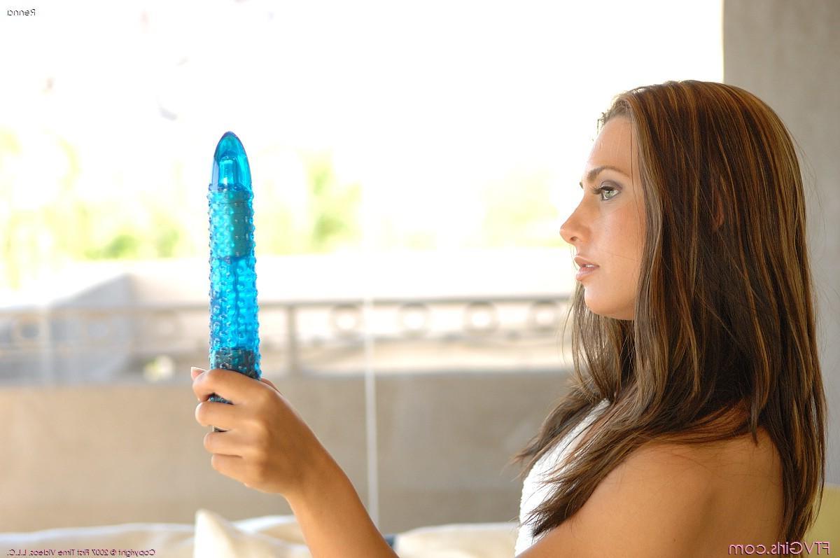 20P Pictures of Renna shoving a big dildo up her pussy
