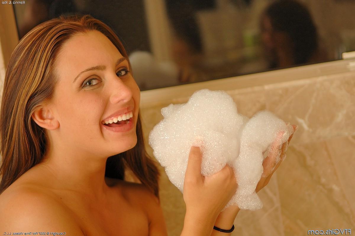 20P Two teen hotties take a bath together