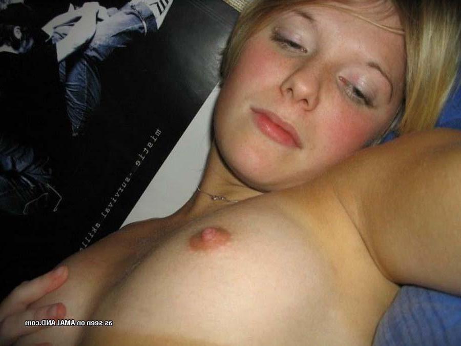 16P Bilder einer heißen, vollbusigen blonden Freundin, die ihren kurvigen Körper zeigt