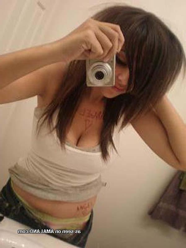 15P Pictures of a gorgeous girlfriend taking pics of herself