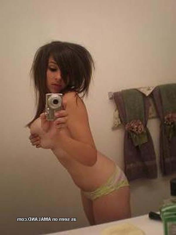15P Pictures of a gorgeous girlfriend taking pics of herself