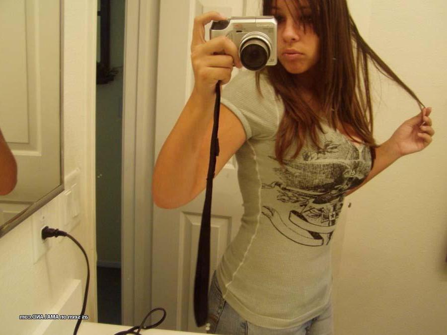 15P Pictures of a gorgeous girlfriend taking pics of herself