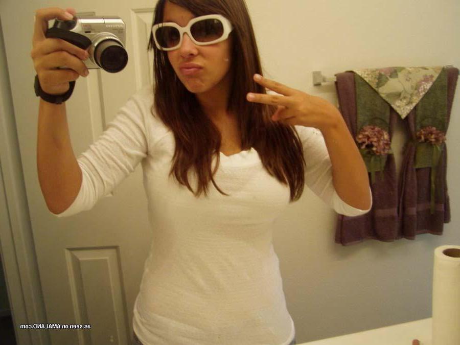 15P Pictures of a gorgeous girlfriend taking pics of herself