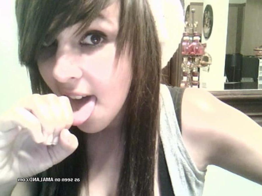 15P Pictures of a gorgeous girlfriend taking pics of herself