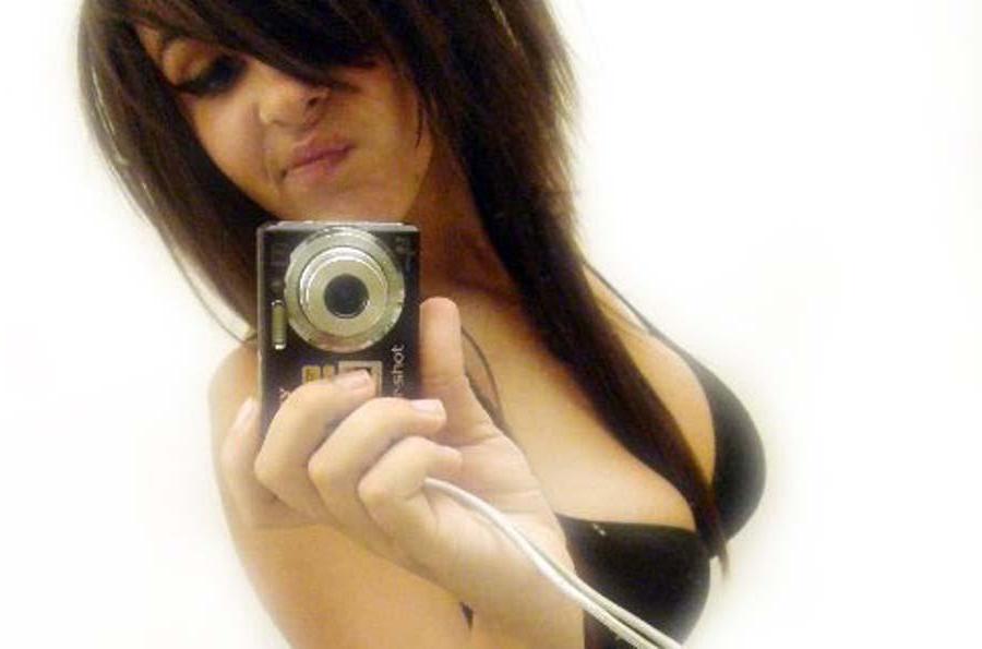 15P Pictures of a gorgeous girlfriend taking pics of herself