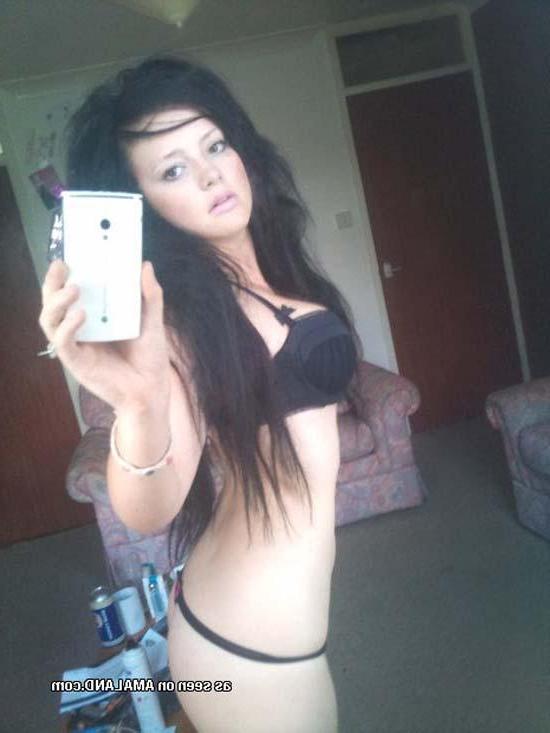 14P Collection of sizzling hot sexy busty girls' selfpics