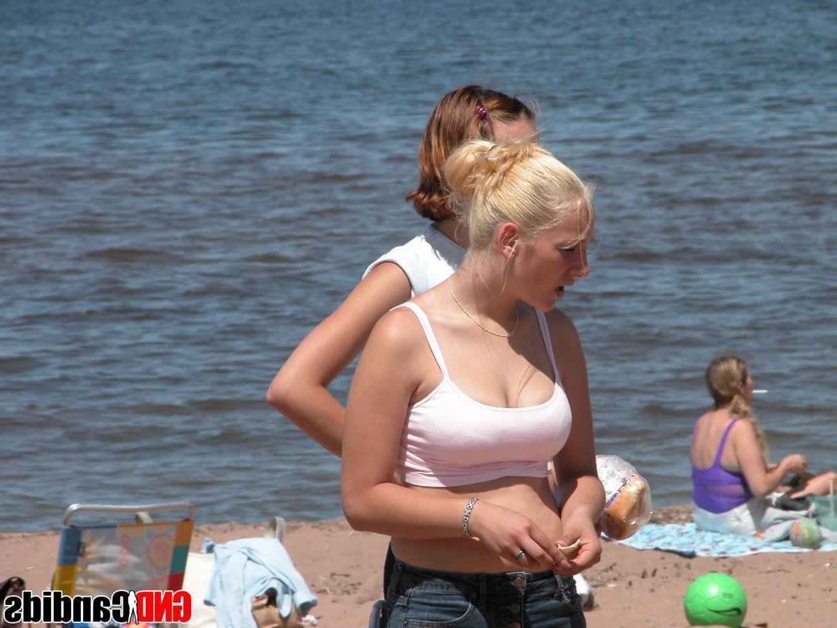 12P Pictures of hot girls in bikinis on beaches