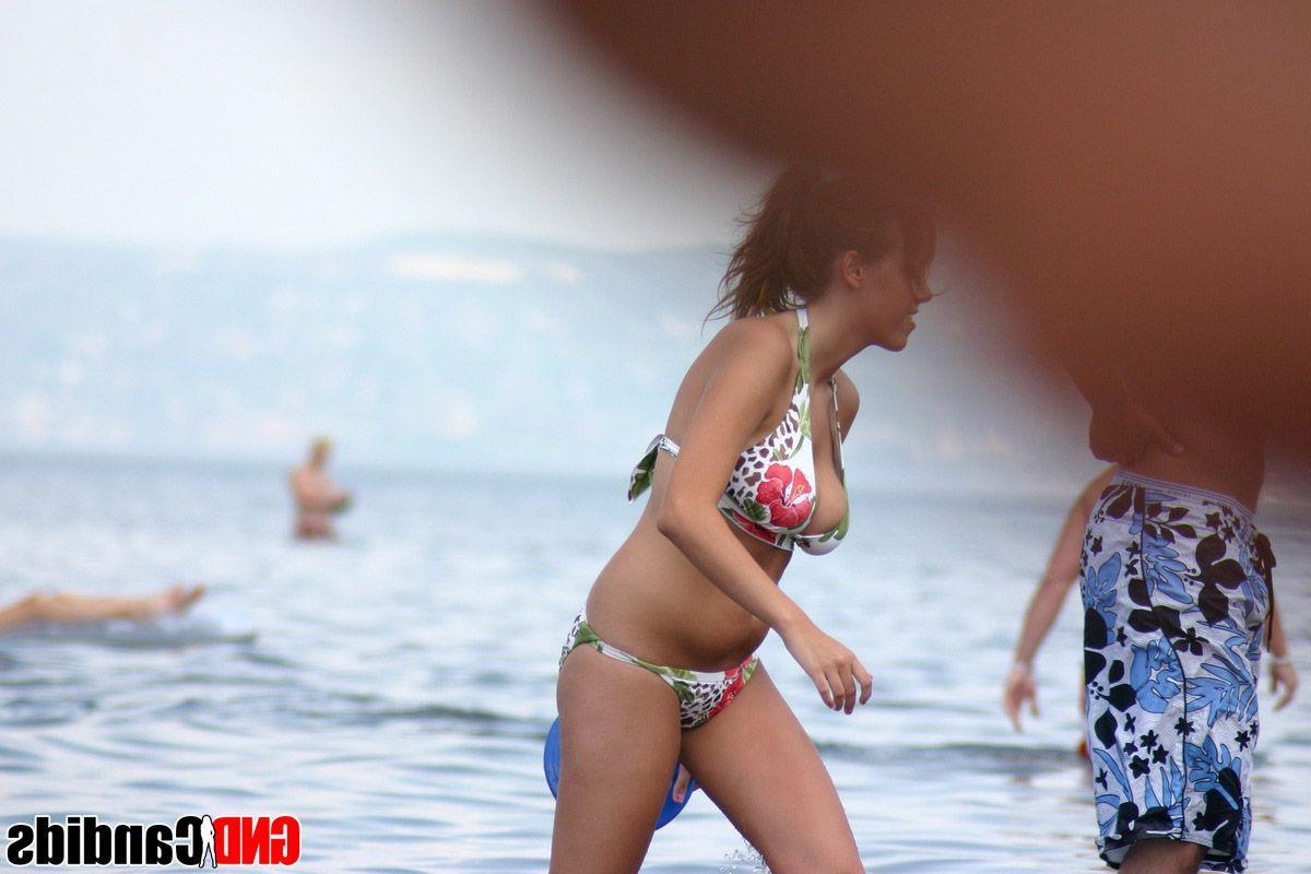 12P Pictures of hot bikini teens caught on camera