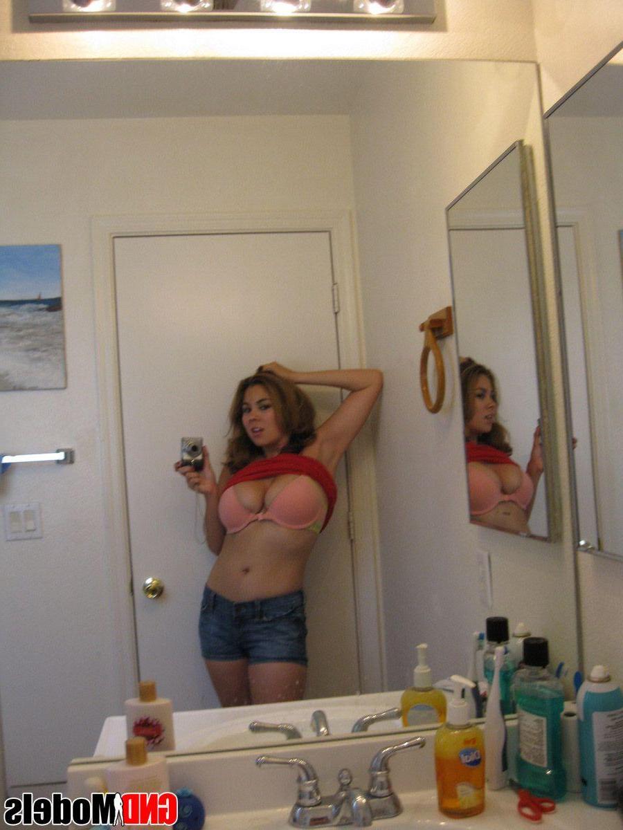 12P Pictures of a hot girlfriend taking pics of herself