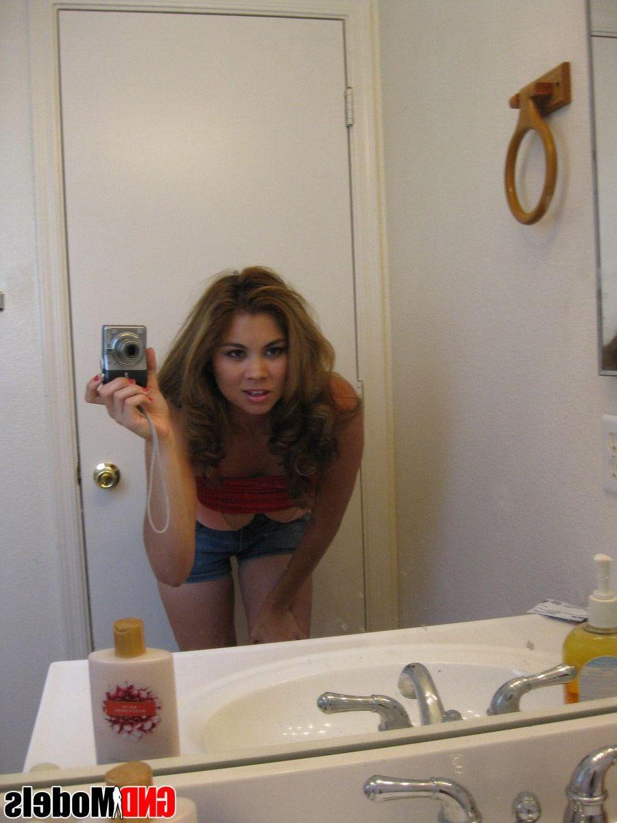 12P Pictures of a hot girlfriend taking pics of herself